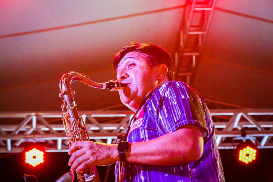 Show da virada e queima de fogos reúne milhares de pessoas no Balneário Municipal; confira as fotos