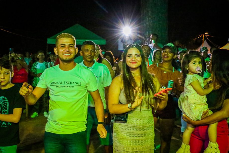 Show da virada e queima de fogos reúne milhares de pessoas no Balneário Municipal; confira as fotos