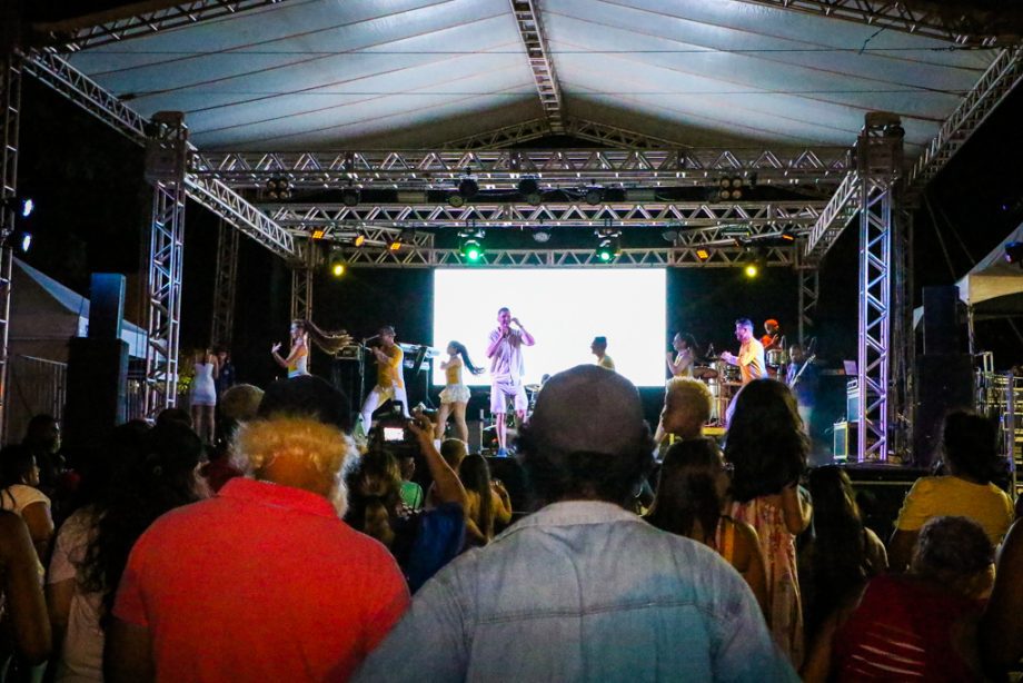 Show da virada e queima de fogos reúne milhares de pessoas no Balneário Municipal; confira as fotos