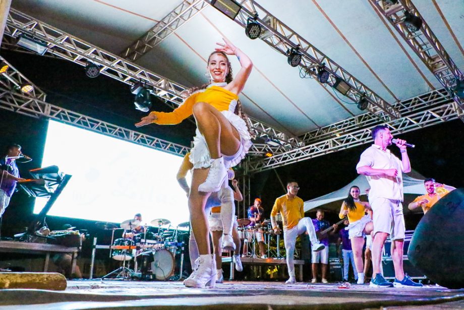 Show da virada e queima de fogos reúne milhares de pessoas no Balneário Municipal; confira as fotos