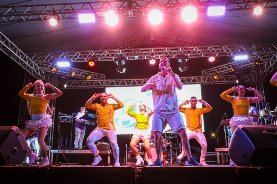 Show da virada e queima de fogos reúne milhares de pessoas no Balneário Municipal; confira as fotos