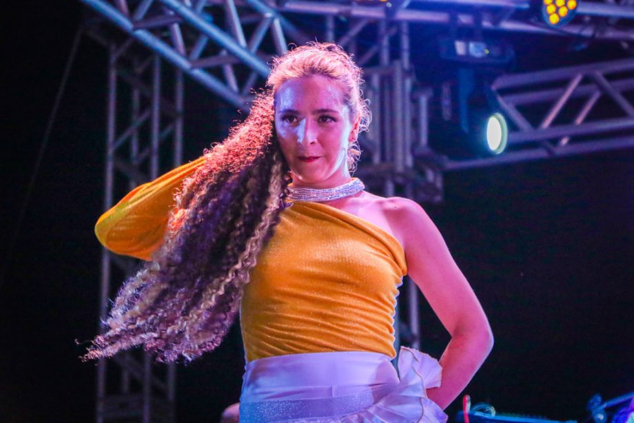 Show da virada e queima de fogos reúne milhares de pessoas no Balneário Municipal; confira as fotos