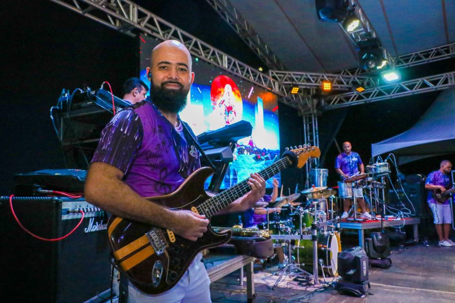 Show da virada e queima de fogos reúne milhares de pessoas no Balneário Municipal; confira as fotos