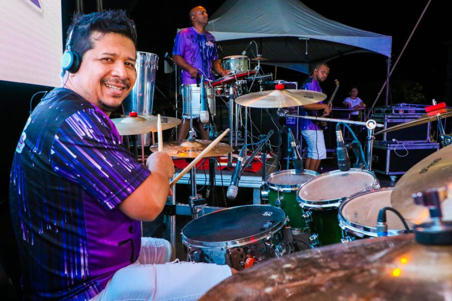 Show da virada e queima de fogos reúne milhares de pessoas no Balneário Municipal; confira as fotos