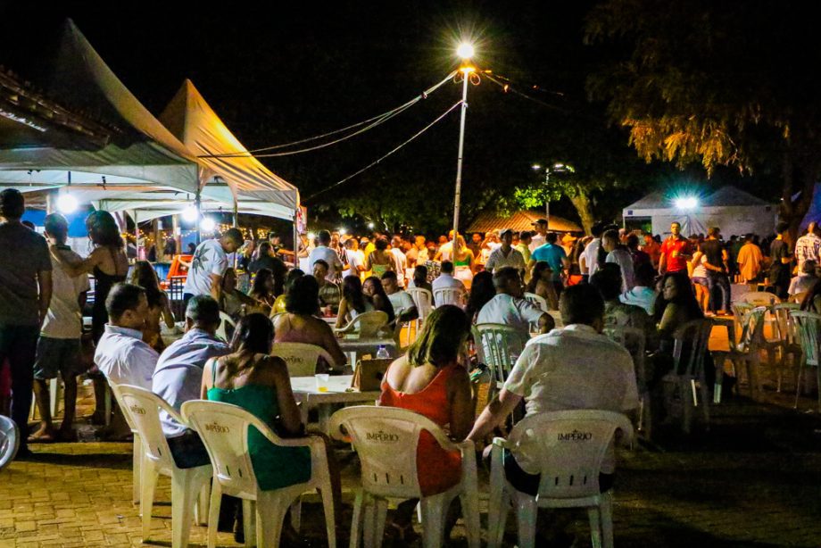 Show da virada e queima de fogos reúne milhares de pessoas no Balneário Municipal; confira as fotos