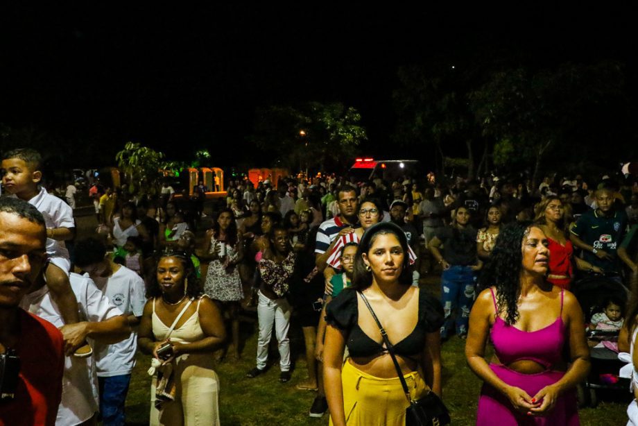 Show da virada e queima de fogos reúne milhares de pessoas no Balneário Municipal; confira as fotos
