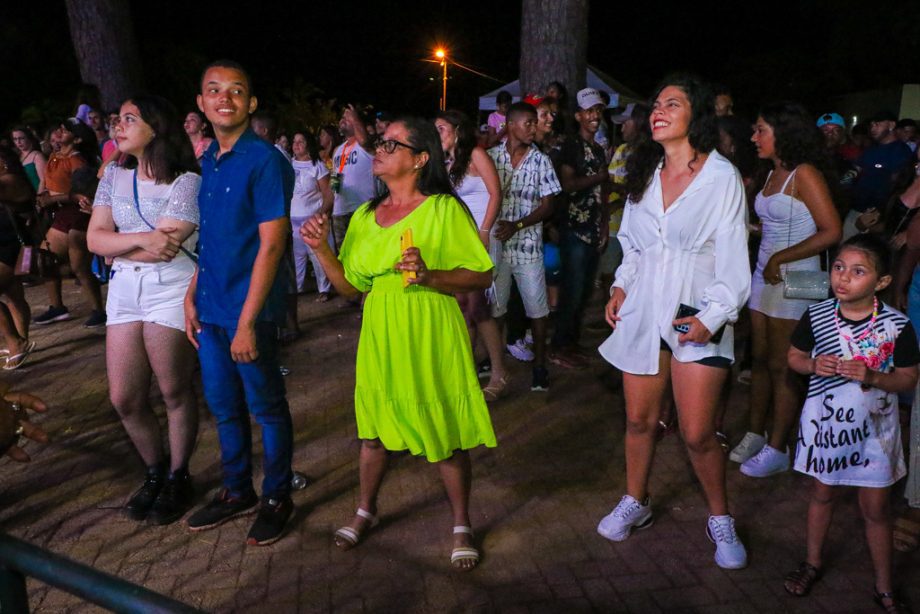 Show da virada e queima de fogos reúne milhares de pessoas no Balneário Municipal; confira as fotos
