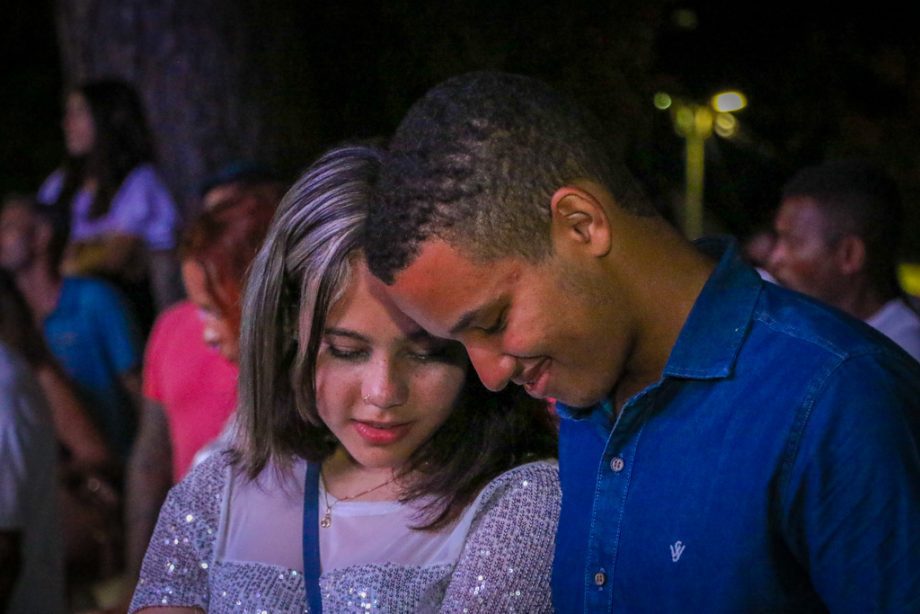 Show da virada e queima de fogos reúne milhares de pessoas no Balneário Municipal; confira as fotos