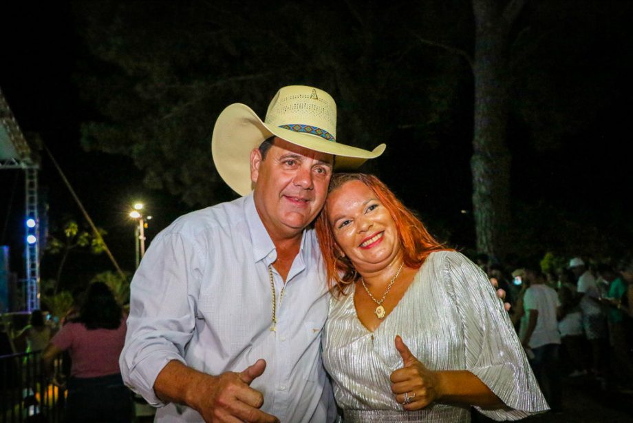 Show da virada e queima de fogos reúne milhares de pessoas no Balneário Municipal; confira as fotos