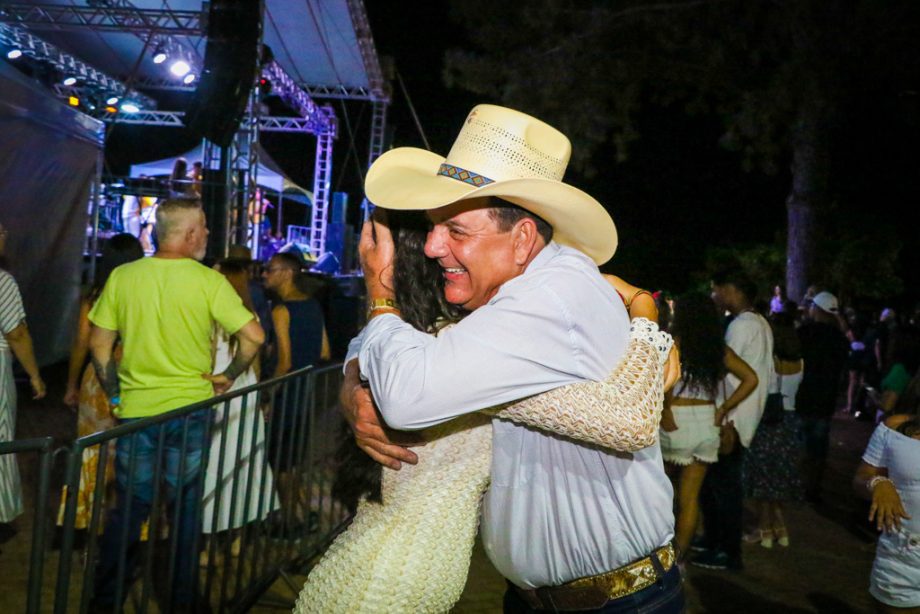 Show da virada e queima de fogos reúne milhares de pessoas no Balneário Municipal; confira as fotos