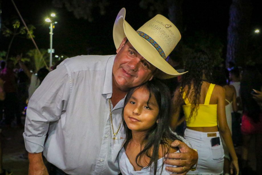 Show da virada e queima de fogos reúne milhares de pessoas no Balneário Municipal; confira as fotos