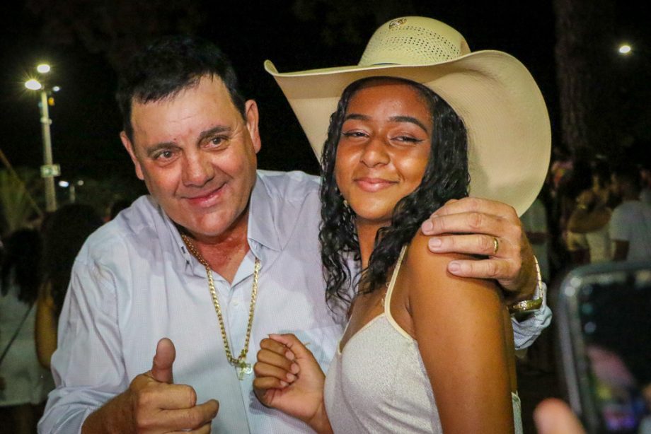 Show da virada e queima de fogos reúne milhares de pessoas no Balneário Municipal; confira as fotos