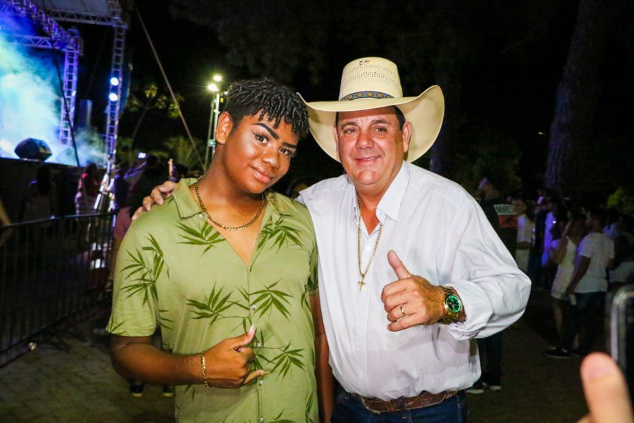 Show da virada e queima de fogos reúne milhares de pessoas no Balneário Municipal; confira as fotos