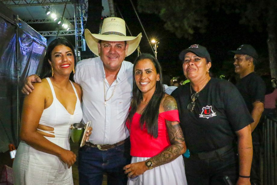 Show da virada e queima de fogos reúne milhares de pessoas no Balneário Municipal; confira as fotos