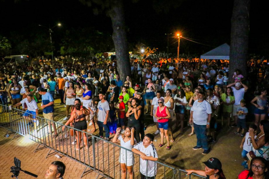 Show da virada e queima de fogos reúne milhares de pessoas no Balneário Municipal; confira as fotos