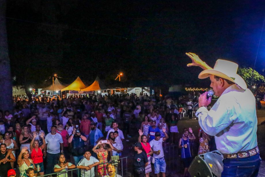 Show da virada e queima de fogos reúne milhares de pessoas no Balneário Municipal; confira as fotos