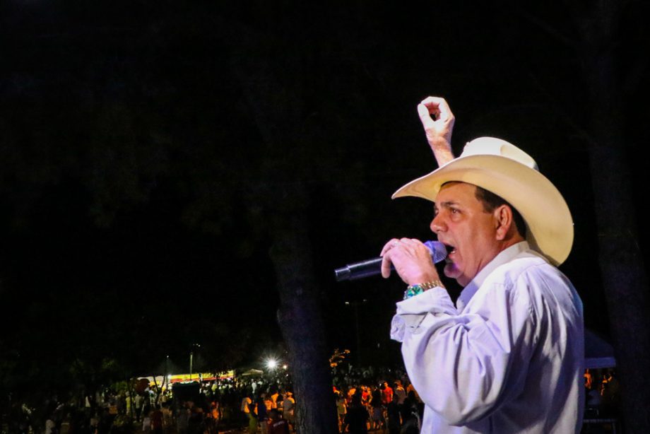 Show da virada e queima de fogos reúne milhares de pessoas no Balneário Municipal; confira as fotos