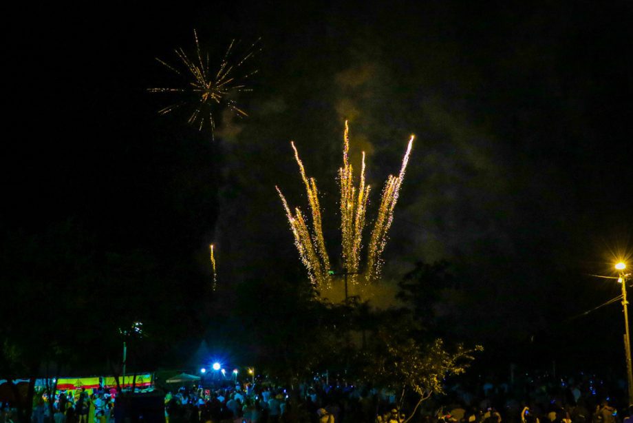 Show da virada e queima de fogos reúne milhares de pessoas no Balneário Municipal; confira as fotos