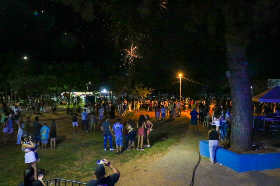 Show da virada e queima de fogos reúne milhares de pessoas no Balneário Municipal; confira as fotos