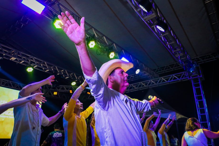 Show da virada e queima de fogos reúne milhares de pessoas no Balneário Municipal; confira as fotos