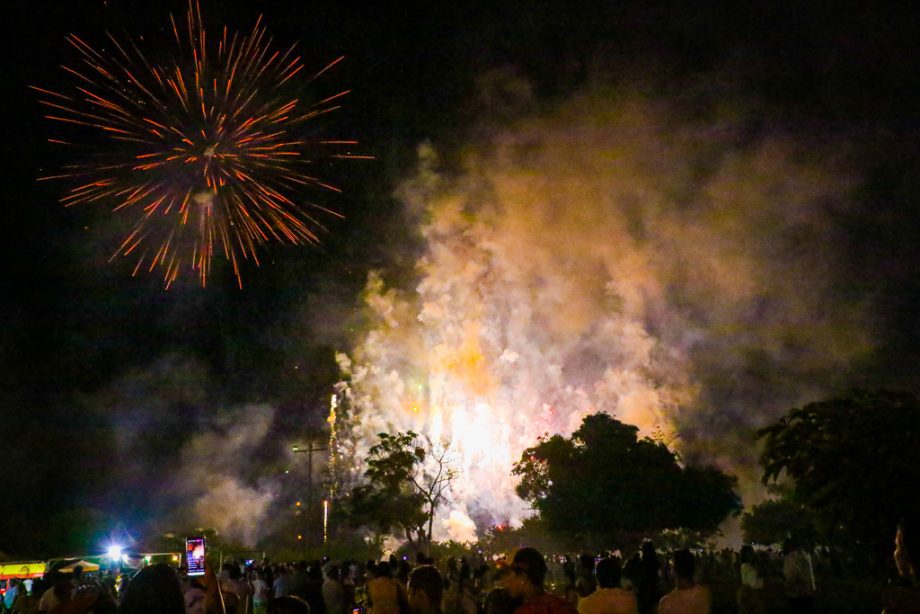 Show da virada e queima de fogos reúne milhares de pessoas no Balneário Municipal; confira as fotos