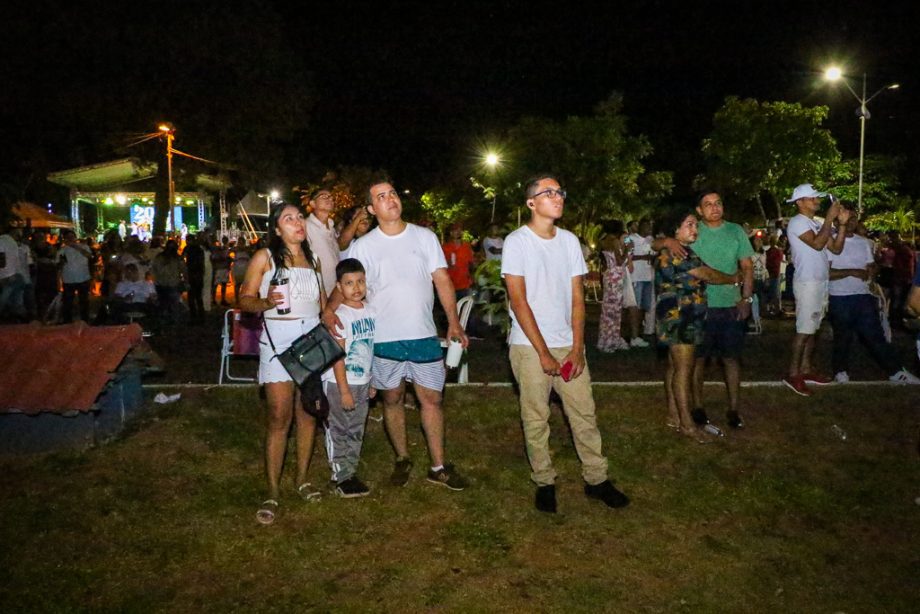 Show da virada e queima de fogos reúne milhares de pessoas no Balneário Municipal; confira as fotos