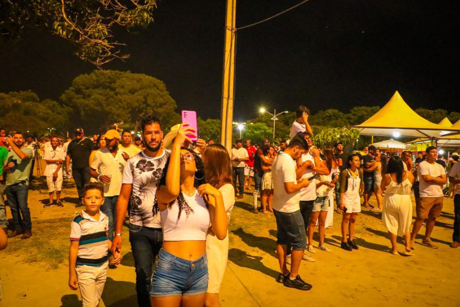 Show da virada e queima de fogos reúne milhares de pessoas no Balneário Municipal; confira as fotos