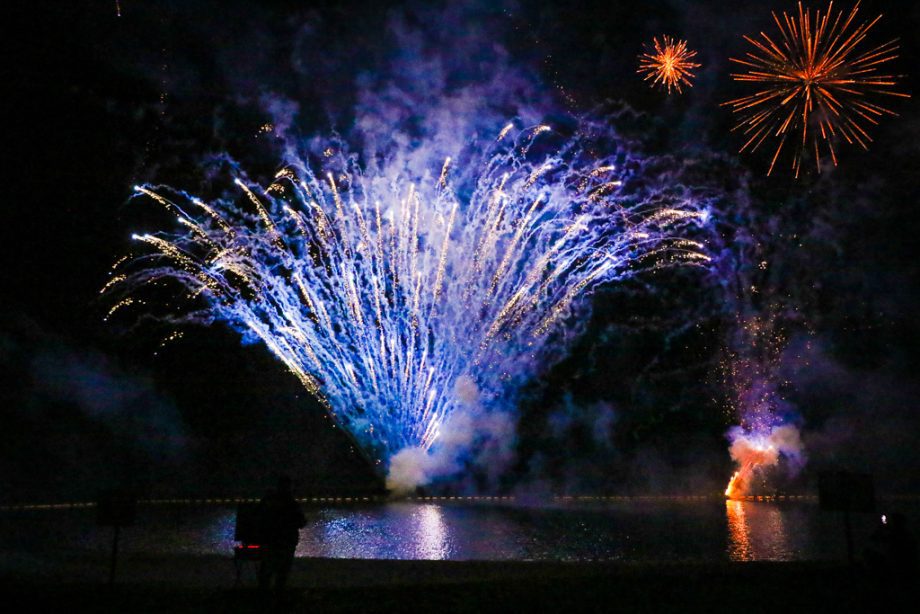 Show da virada e queima de fogos reúne milhares de pessoas no Balneário Municipal; confira as fotos