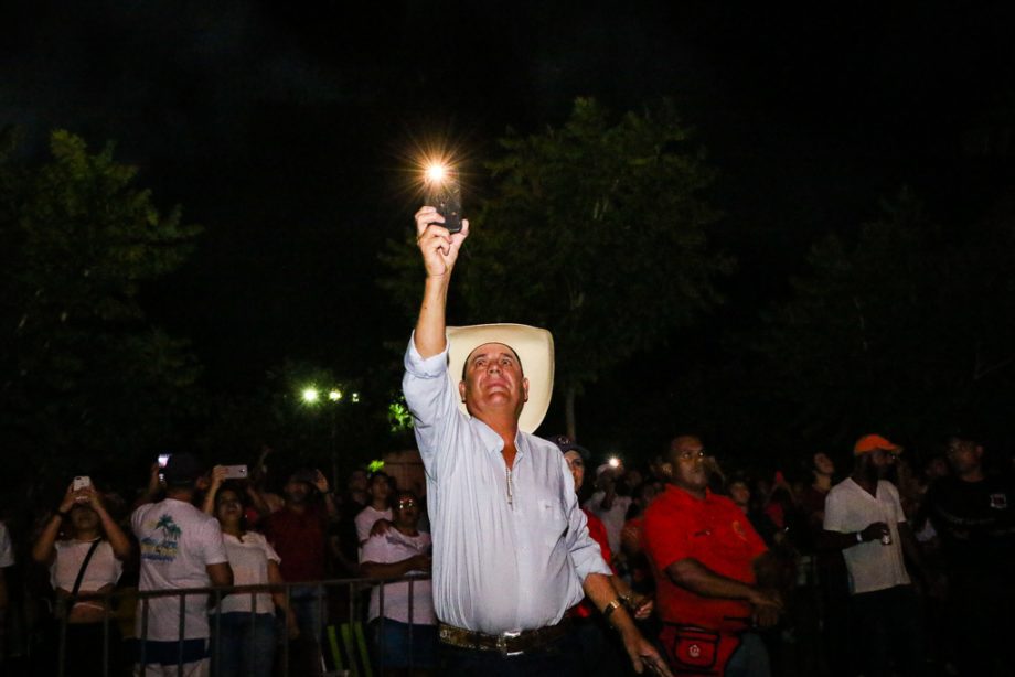 Show da virada e queima de fogos reúne milhares de pessoas no Balneário Municipal; confira as fotos