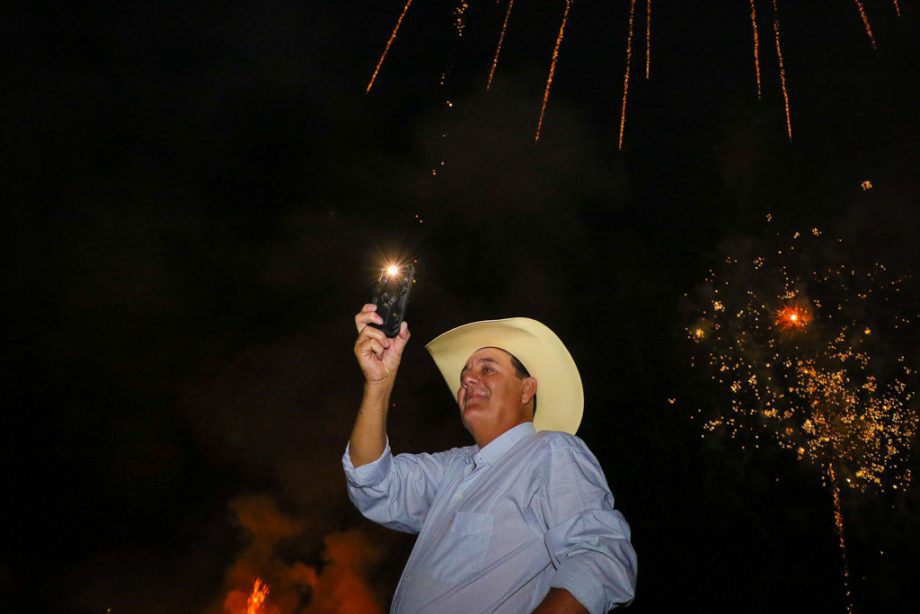 Show da virada e queima de fogos reúne milhares de pessoas no Balneário Municipal; confira as fotos
