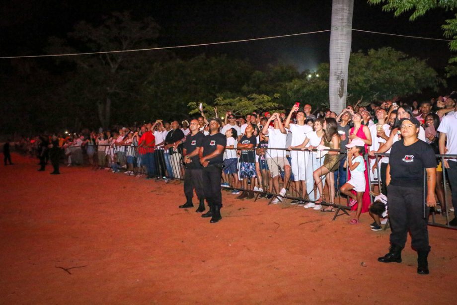 Show da virada e queima de fogos reúne milhares de pessoas no Balneário Municipal; confira as fotos