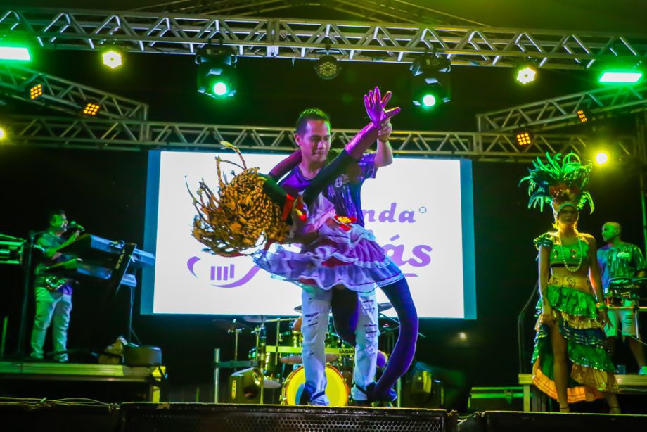 Show da virada e queima de fogos reúne milhares de pessoas no Balneário Municipal; confira as fotos