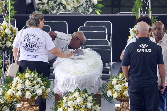 Corpo do Rei Pelé começa a ser velado na Vila Belmiro Corpo do Rei Pelé começa a ser velado na Vila Belmiro