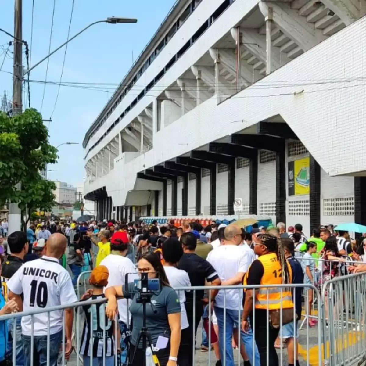 Corpo do Rei Pelé começa a ser velado na Vila Belmiro Corpo do Rei Pelé começa a ser velado na Vila Belmiro
