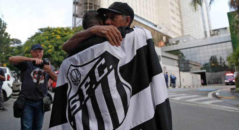 Corpo do Rei Pelé começa a ser velado na Vila Belmiro Corpo do Rei Pelé começa a ser velado na Vila Belmiro