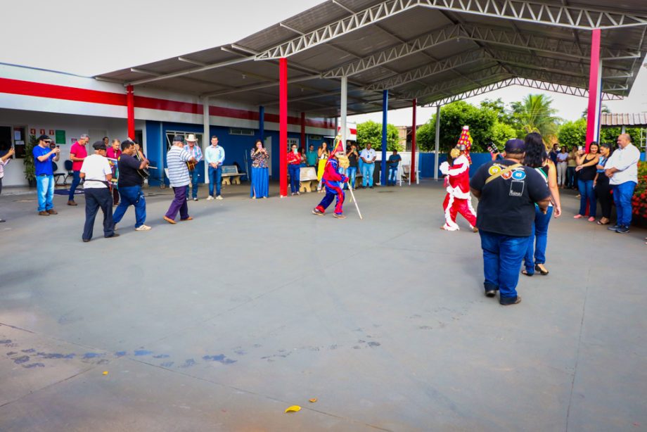 Prefeito Angelo Guerreiro recebeu Companhia de Reis Marcos Marques no Paço Municipal