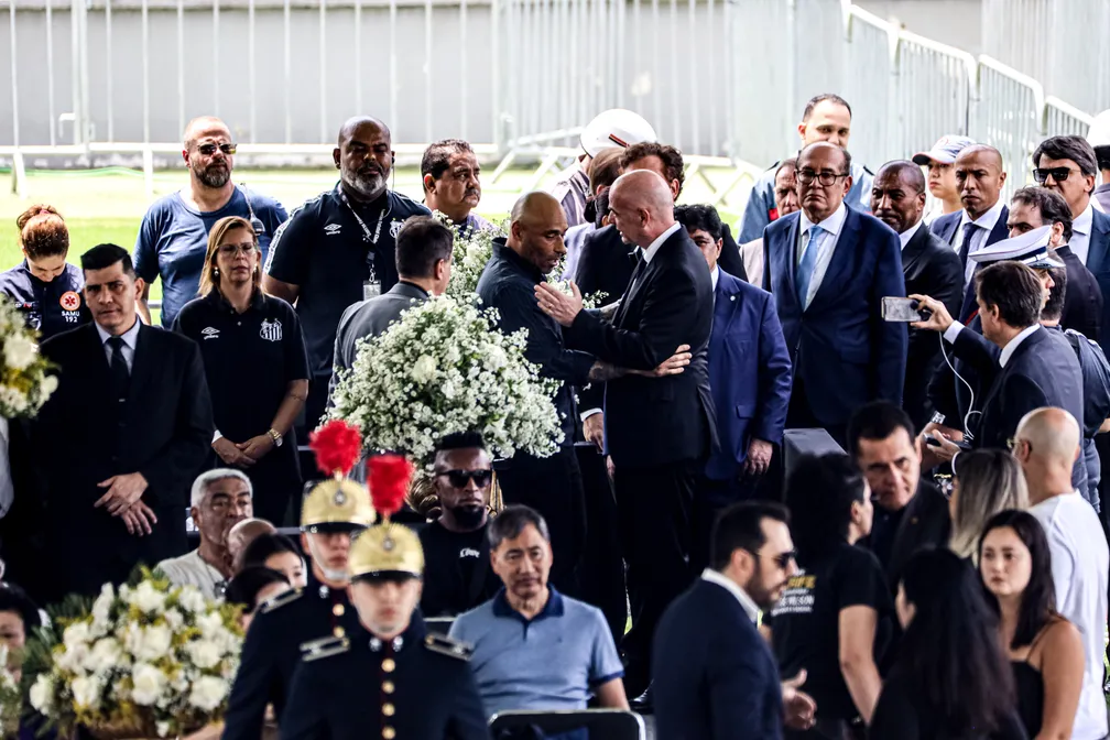 Corpo do Rei Pelé começa a ser velado na Vila Belmiro Corpo do Rei Pelé começa a ser velado na Vila Belmiro