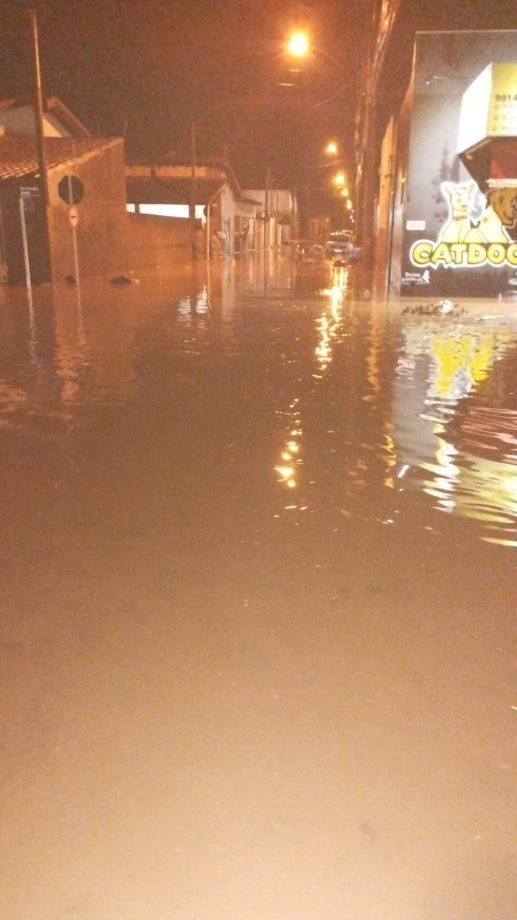 Equipes da Prefeitura de TL prestam ajuda e mobilizam reparos emergenciais após forte chuva atingir a cidade Equipes da Prefeitura de TL prestam ajuda e mobilizam reparos emergenciais após forte chuva atingir a cidade
