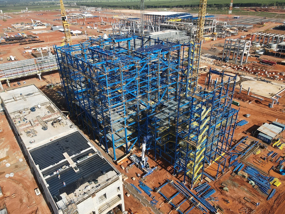 Montada na Suécia, chega em Ribas a primeira máquina de colheita de eucalipto