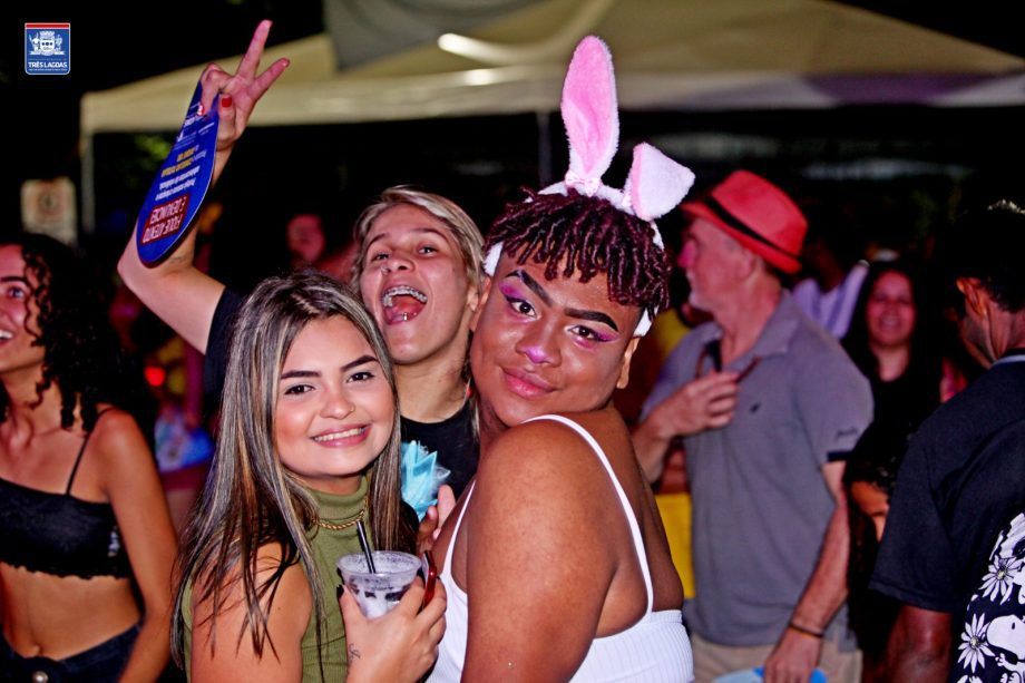 A FOLIA ESTÁ DE VOLTA – Primeiro dia do CarnaTrês reuniu mais de 6 mil pessoas A FOLIA ESTÁ DE VOLTA – Primeiro dia do CarnaTrês reuniu mais de 6 mil pessoas