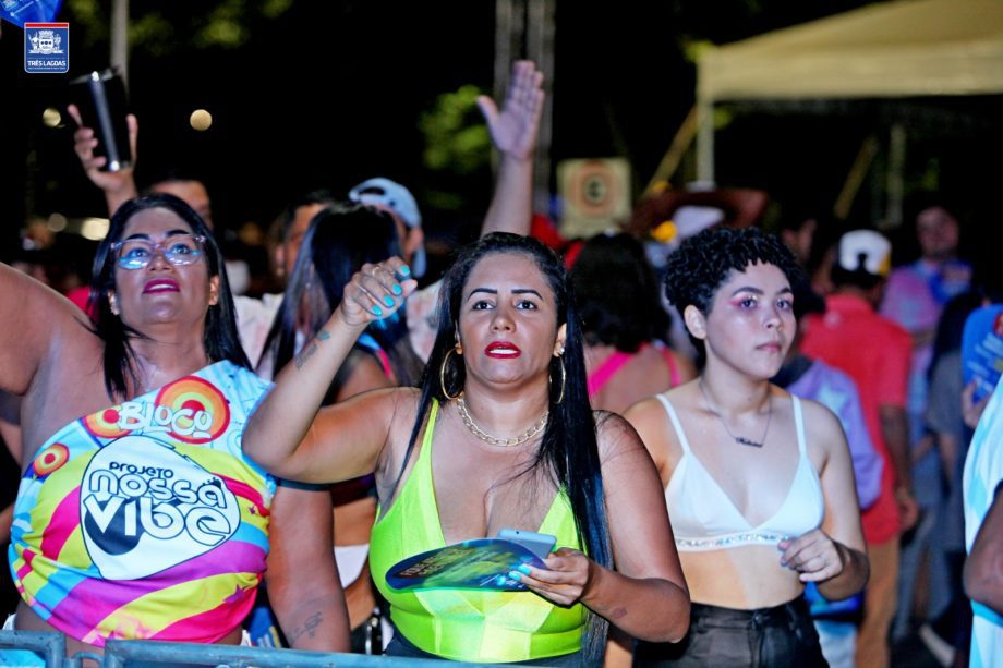 A FOLIA ESTÁ DE VOLTA – Primeiro dia do CarnaTrês reuniu mais de 6 mil pessoas A FOLIA ESTÁ DE VOLTA – Primeiro dia do CarnaTrês reuniu mais de 6 mil pessoas