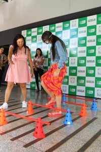 Ação educativa em MS usa óculos simulador de embriaguez para conscientizar que álcool e direção não combinam Ação educativa em MS usa óculos simulador de embriaguez para conscientizar que álcool e direção não combinam