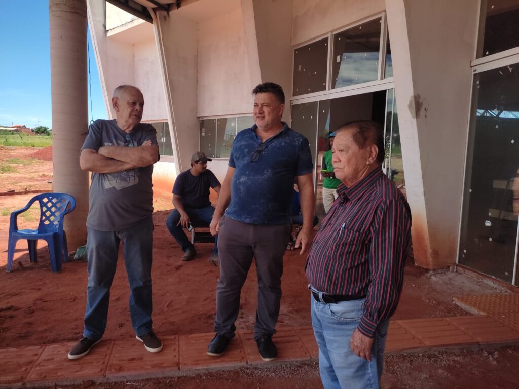 Prefeito de Bataguassu vistoria obra do Ginásio Poliesportivo no bairro Jardim São Francisco Prefeito de Bataguassu vistoria obra do Ginásio Poliesportivo no bairro Jardim São Francisco