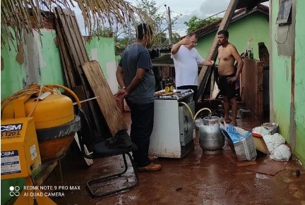 Prefeito bota ‘pé na lama’ para ajudar moradores afetados pela chuva em Ribas do Rio Pardo