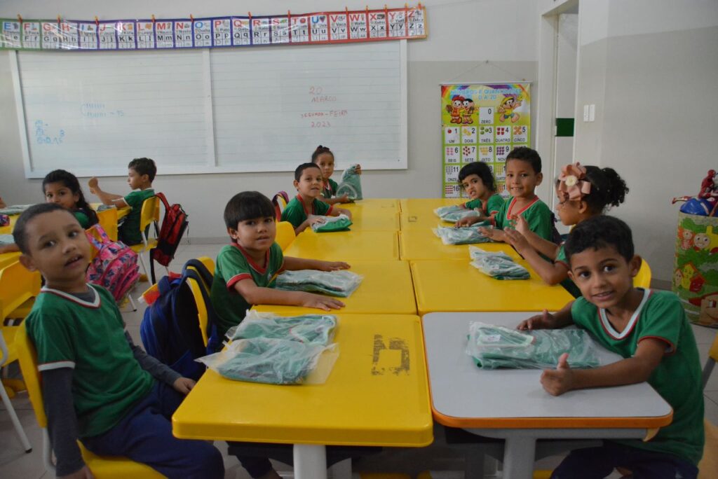 Prefeitura de Bataguassu entrega mais de 6 mil uniformes para estudantes da rede municipal de ensino