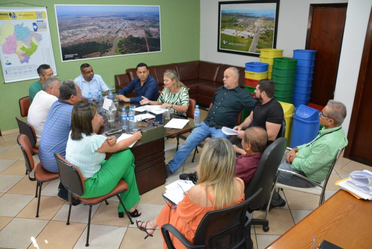 Em reunião, prefeito e vereadores debatem sobre transporte escolar em Bataguassu Em reunião, prefeito e vereadores debatem sobre transporte escolar em Bataguassu