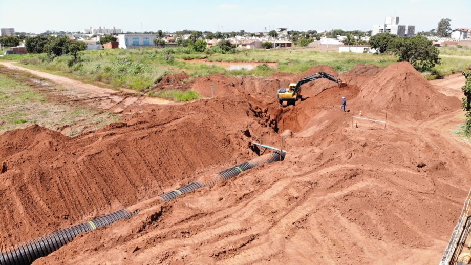 Obra de drenagem da Avenida Jary Mercante volta ao cronograma após chuva dar trégua, veja como está Obra de drenagem da Avenida Jary Mercante volta ao cronograma após chuva dar trégua, veja como está