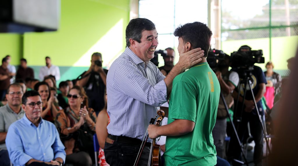 Governo inaugura reforma de escola e anuncia entrega de mais 40 nos próximos meses