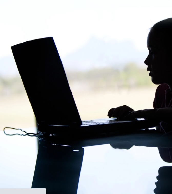 PERIGO NAS REDES: não deixe a vida do seu filho correr risco com ‘cliques’ na internet