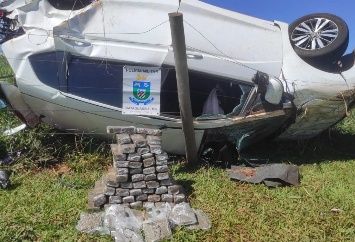 Polícia Militar apreende mais de 40 quilos de maconha em veículo furtado na região de Santa Rita do Pardo Polícia Militar apreende mais de 40 quilos de maconha em veículo furtado na região de Santa Rita do Pardo